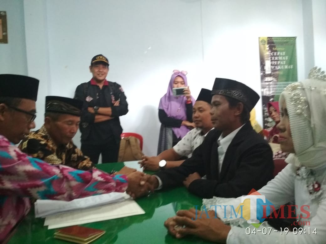 Pasangan ODGJ saat menjalani ijab kabul. (Eko Arif S/JatimTIMES)