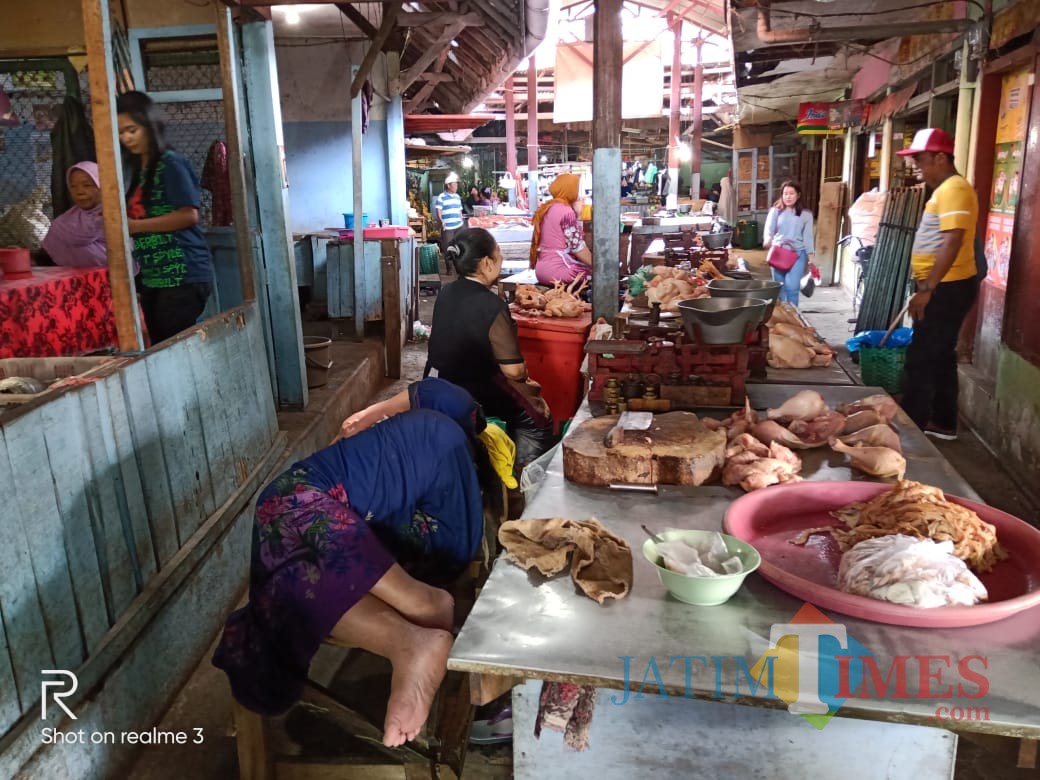 Pedagang ayam potong di Pasar Baru Kota Probolinggo (Agus Salam/Jatim TIMES)