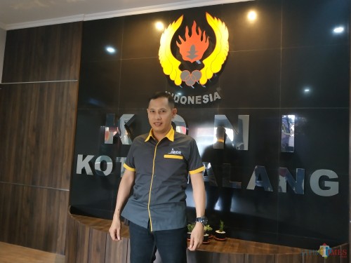 Pelatih PBSI Kota Malang, Eko Sutjahyo (Hendra Saputra)