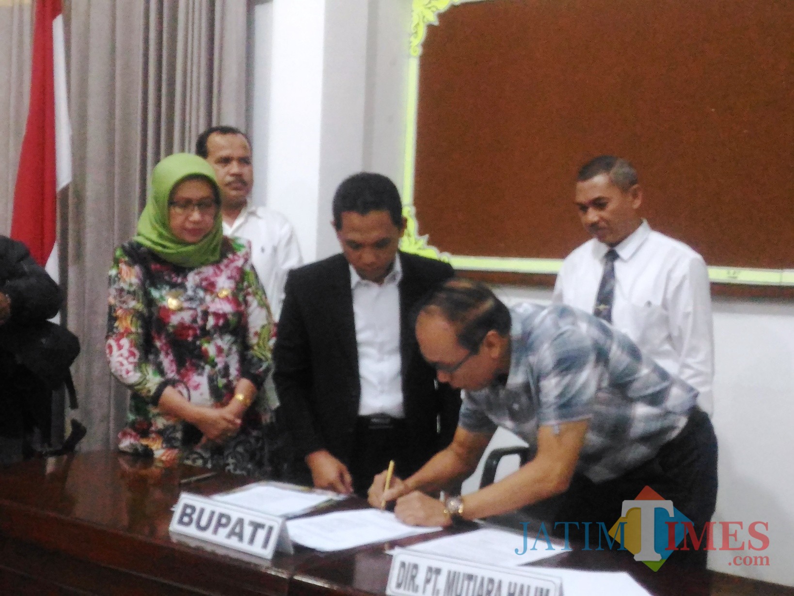 Penandatangan perjanjian diakhirinya KSO Pasir antara Pemkab an Mutiara Halim (Foto : Moch. R. Abdul Fatah / Jatim TIMES)