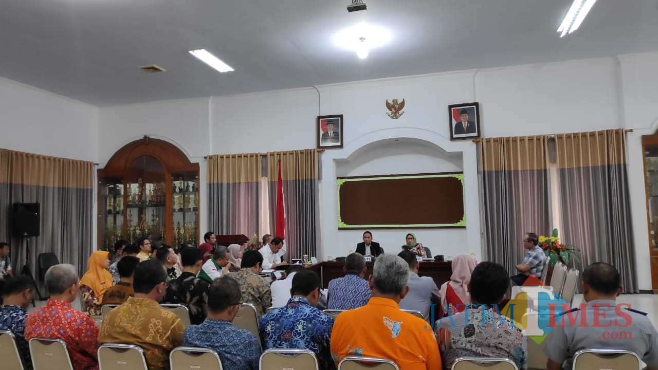 Rapat dengan PT. Mutiara Halim digelar di Panti PKK Lumajang (Foto : Moch. R. Abdul Fatah / Jatim TIMES)