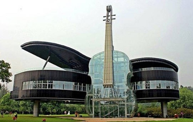 Salah satu bentuk rumah unik biola dan piano. (Foto: Istimewa)
