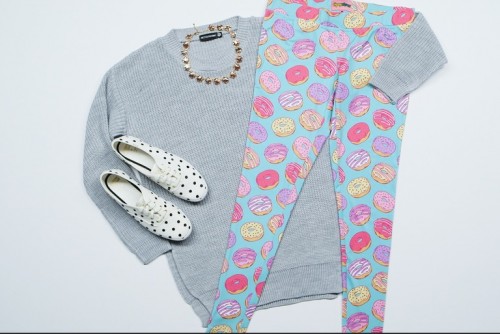 Salah satu outfit motif donat yang lucu dipakai pecinta kuliner (Source : Seventeen)