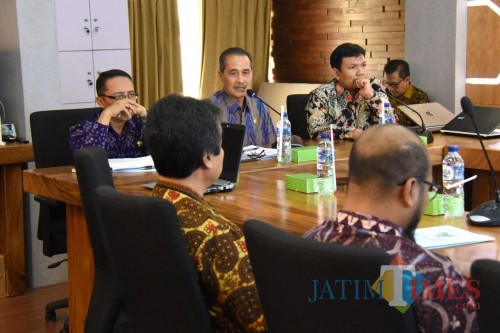 Sekda Kota Kediri Budwi Sunu (tengah) saat memaparkan laporan. (eko Arif s /JatimTimes)