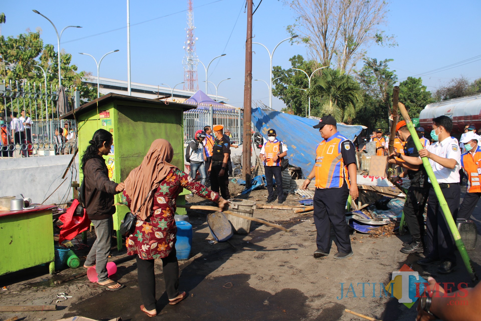 Situasi penertiban PKL di depan Stasiun KA Jombang (Foto: Adi Rosul / JombangTIMES)