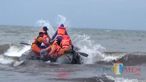Tim SAR Gabungan sedang melakukan upaya pencarian nelayan yang hilang