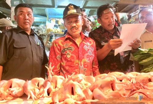Wakil Wali Kota Batu Punjul Santoso saat melakukan inspeksi mendadak di pasar Kota Batu beberapa saat lalu. (Foto: Irsya Richa/MalangTIMES)