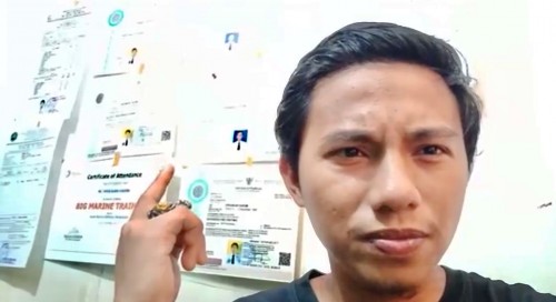 Wawan Hirawan saat menunjukkan ijazah yang digantung dalam videonya. (Foto: facebook Wawan Hirawan)
