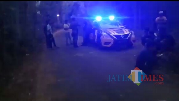 Batas kendaraan masuk lokasi gunung Piramid Desa Tegal Tengah dijaga polisi
