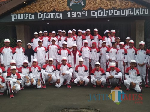 Foto bersama Plt Bupati Malang, HM Sanusi bersama atlet dan official di Pendopo Agung (Hendra Saputra)