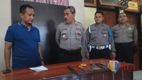 Kapolsek Banyuwangi AKP Ali Masduki dan Kanit Reskrim Ipda Nurmansyah menunjukkan barang bukti sajam.