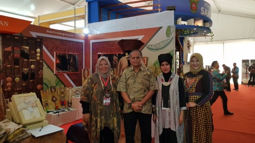 Kepala Disdag Kota Malang, Wahyu Setianto dDua dari kiri) saat memantau stan pameran di Indonesia City Expo Apeksi XIV di Semarang (Disdag for MalangTIMES)