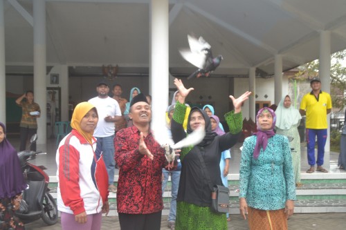 Untung Hermawan melepaskan sepasang merpati usai mendaftarkan sebagai bakal calon Kepala Desa Gintangan
