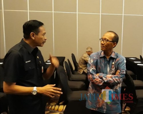 Wahyu Hidayat, kepala DPKPCK Kabupaten Malang (kiri), dalam suatu acara. (dok MalangTIMES)