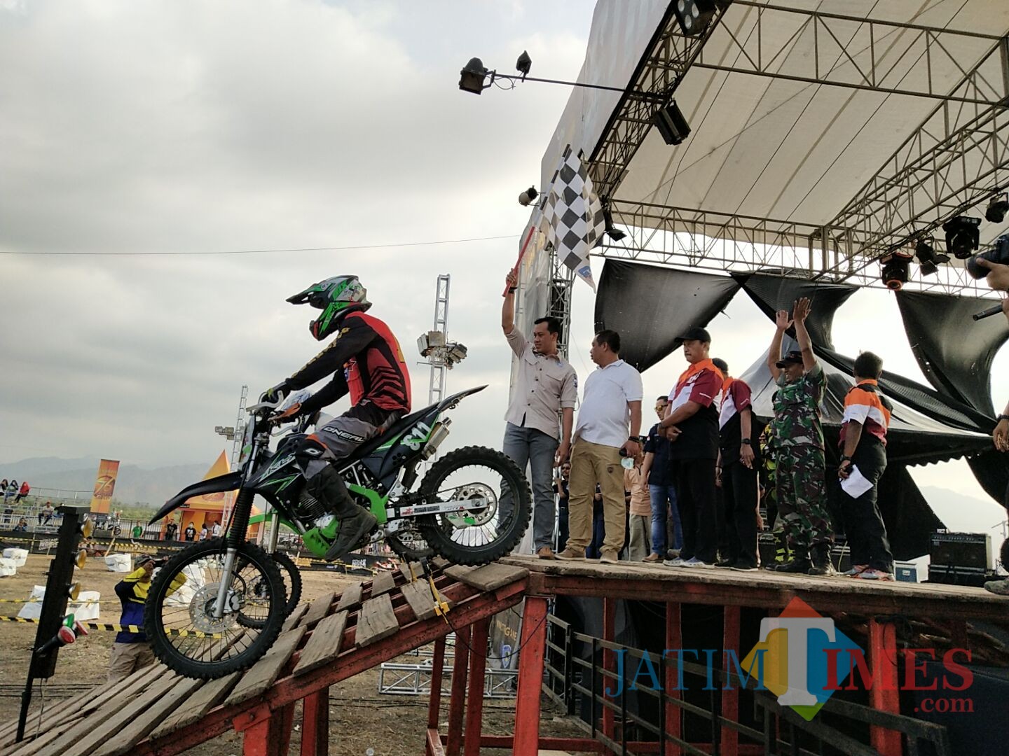 Wakapolres Situbondo pegang bendera saat melepas peserta trial game. (Foto Heru Hartanto/Situbondo TIMES)