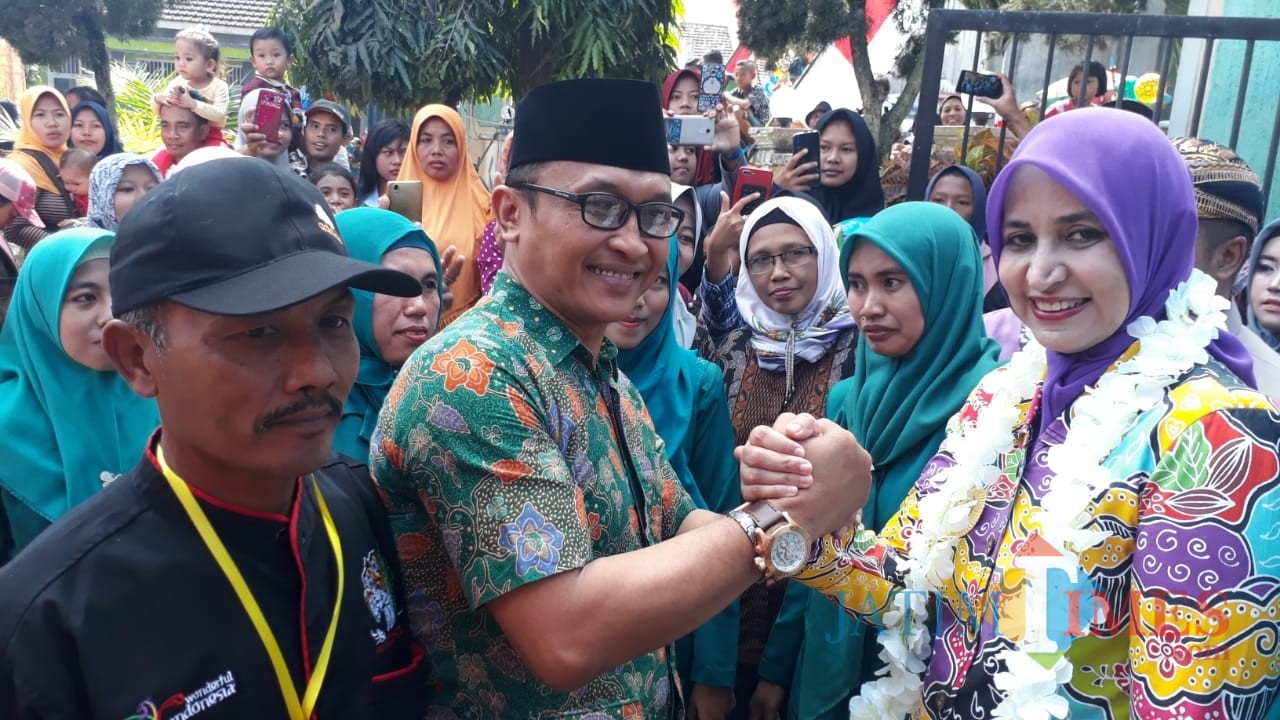 Bupati Jember dr. Hj. Faida MMR saat menghadiri acara Festival Tahu Tempe di Desa Wonosari Puger (foto : Ayunk Basid / Jatim TIMES)