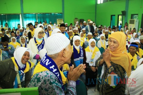 Gubernur Jatim Khofifah ketika melepas para Calon Jamaah Haji