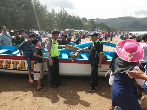 Perahu wisata yang terbalik setelah dipinggirkan oleh petugas (dok polsek Besuki)