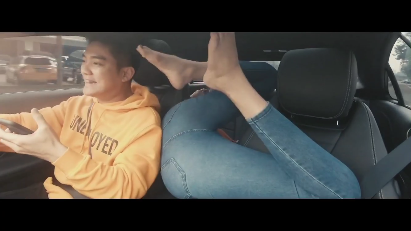 Posisi Lucinta Luna saat terjungka di dalam mobil. (Foto: youtube Boy William)