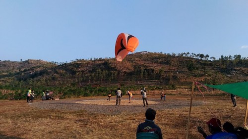 Salah satu peserta saat landing di Bukit Glodagan, Desa Trantang, Kecamatan Kerek, Tuban. (Foto: istimewa)