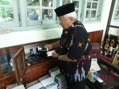 Salah seorang guru MAN 3 Jombang saat menunjukkan handphone rampasan yang belum dimusnahkan. (Foto : Adi Rosul / JombangTIMES)