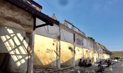20 kios yang sudah dibongkar atapnya di Pasar Sayur Kota Batu. (Foto: Irsya Richa/MalangTIMES)
