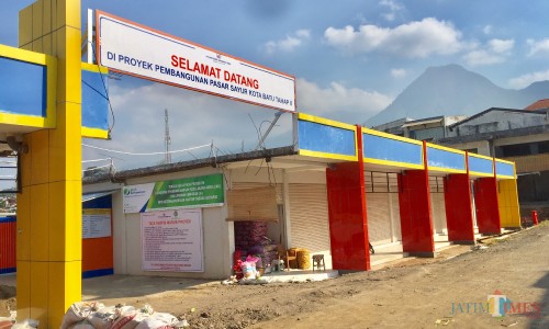 Area tengah pasar sayur Kota Batu sudah terlihat mulai dibangun dan ditutup. (Foto: Irsya Richa/MalangTIMES)