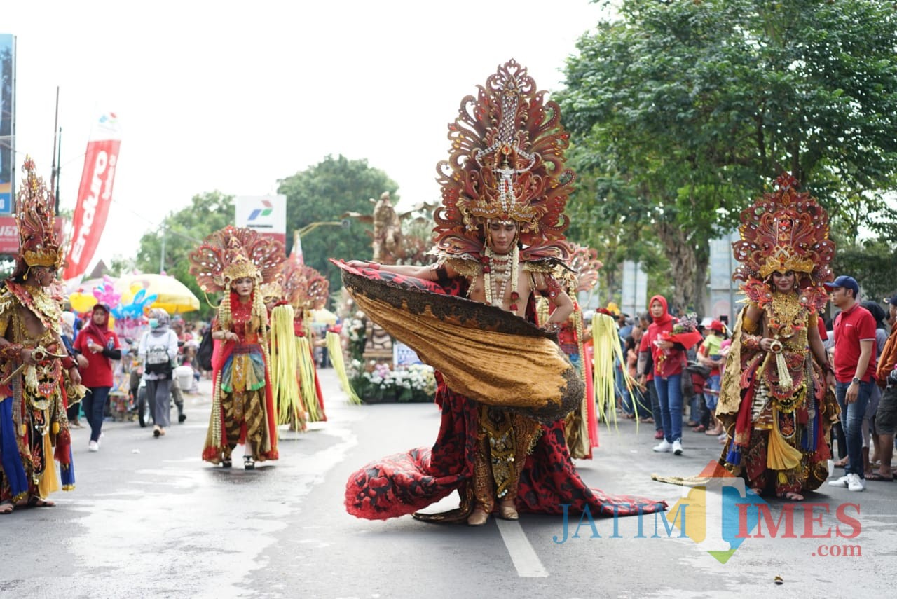 Beberapa peserta menampilkan tarian dalam pekan Budaya dan Pariwisata Kabupaten Kediri. (eko Arif s /JatimTimes)