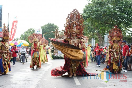 Beberapa peserta menampilkan tarian dalam pekan Budaya dan Pariwisata Kabupaten Kediri. (eko Arif s /JatimTimes)