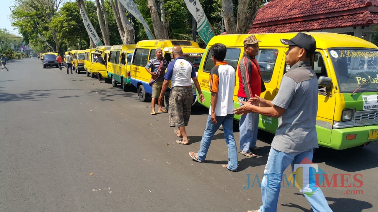 Belasan angkot diparkir di jalan raya Panglima Sudirman, depan rumah dinas Wali Kota Probolinggo (Agus Salam/Jatim TIMES)