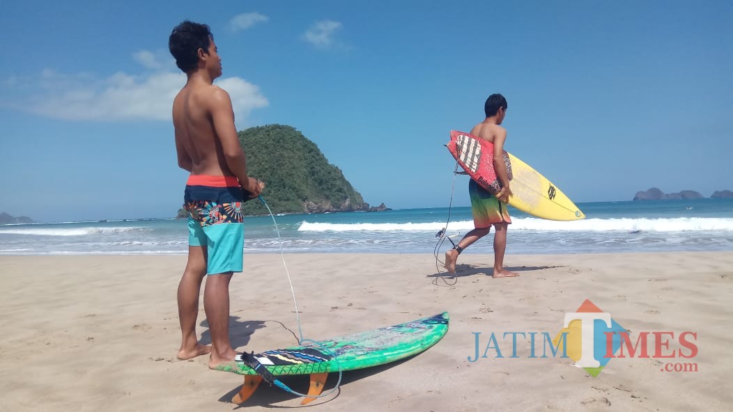 Dua peserta dari Jogjakarta bersiap bertarung dengan ombak di Pulau Merah.