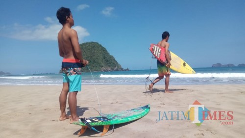 Dua peserta dari Jogjakarta bersiap bertarung dengan ombak di Pulau Merah.