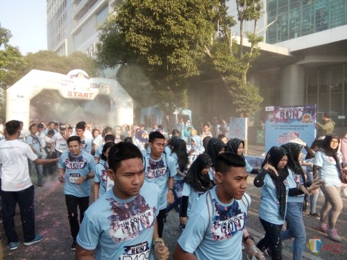 Peserta Fun Colour Run HUT Bhayangkara di Jember saat kegiatan berlangsung. (foto : Moh. Ali Makrus / Jatim TIMES)