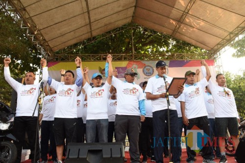 Sekda Kota Kediri Budwi Sunu bersama Kapolresta Kediri AKBP Anthon Haryadi saat menggelar deklarasi. (eko Arif s /JatimTimes)
