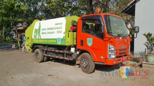 Truk sampah compactor ini, hidrolisnya rusak sehingga mangkrak (Agus Salam/Jatim TIMES)