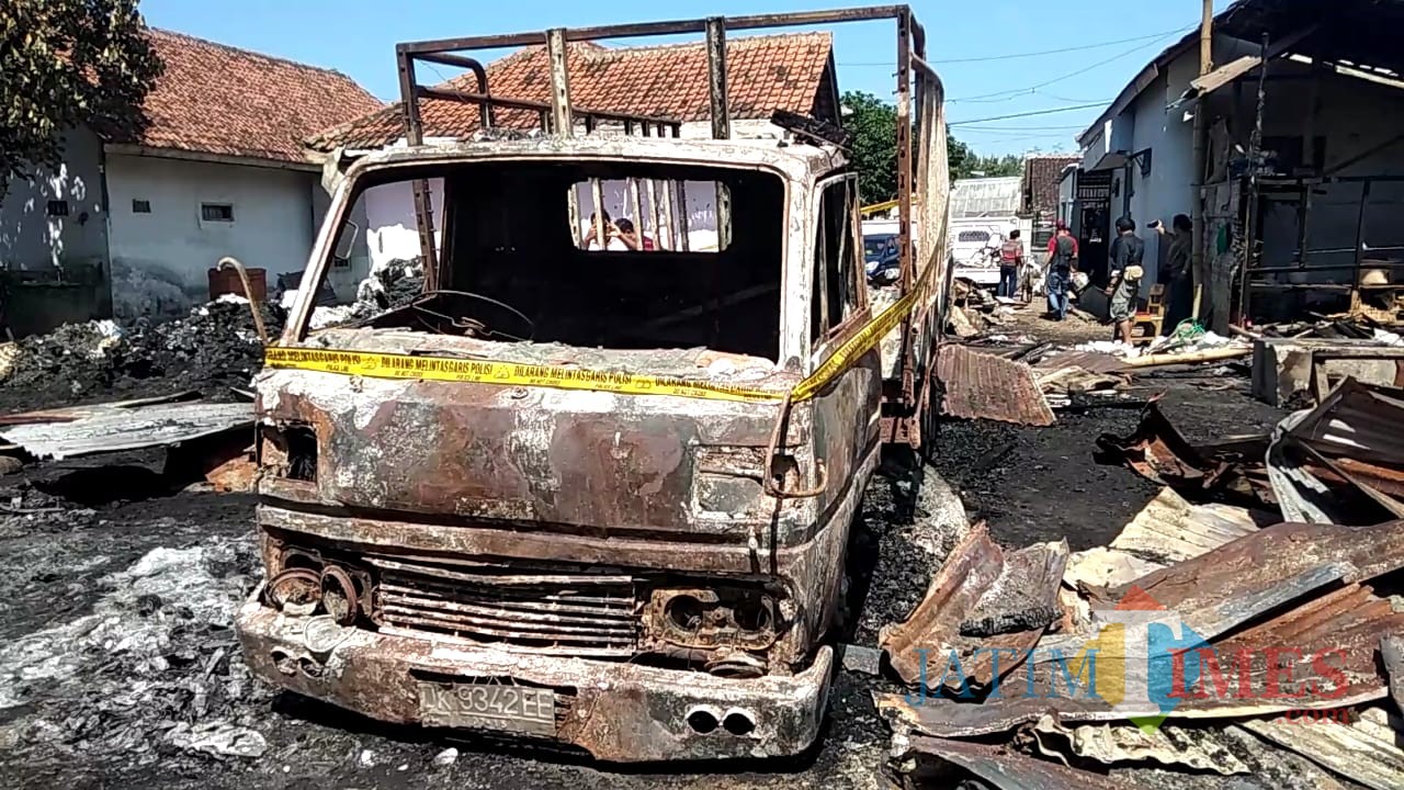 Truk yang ikut terbakar dalam kejadian terbakarnya gudang rongsokan