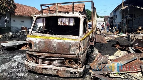 Truk yang ikut terbakar dalam kejadian terbakarnya gudang rongsokan