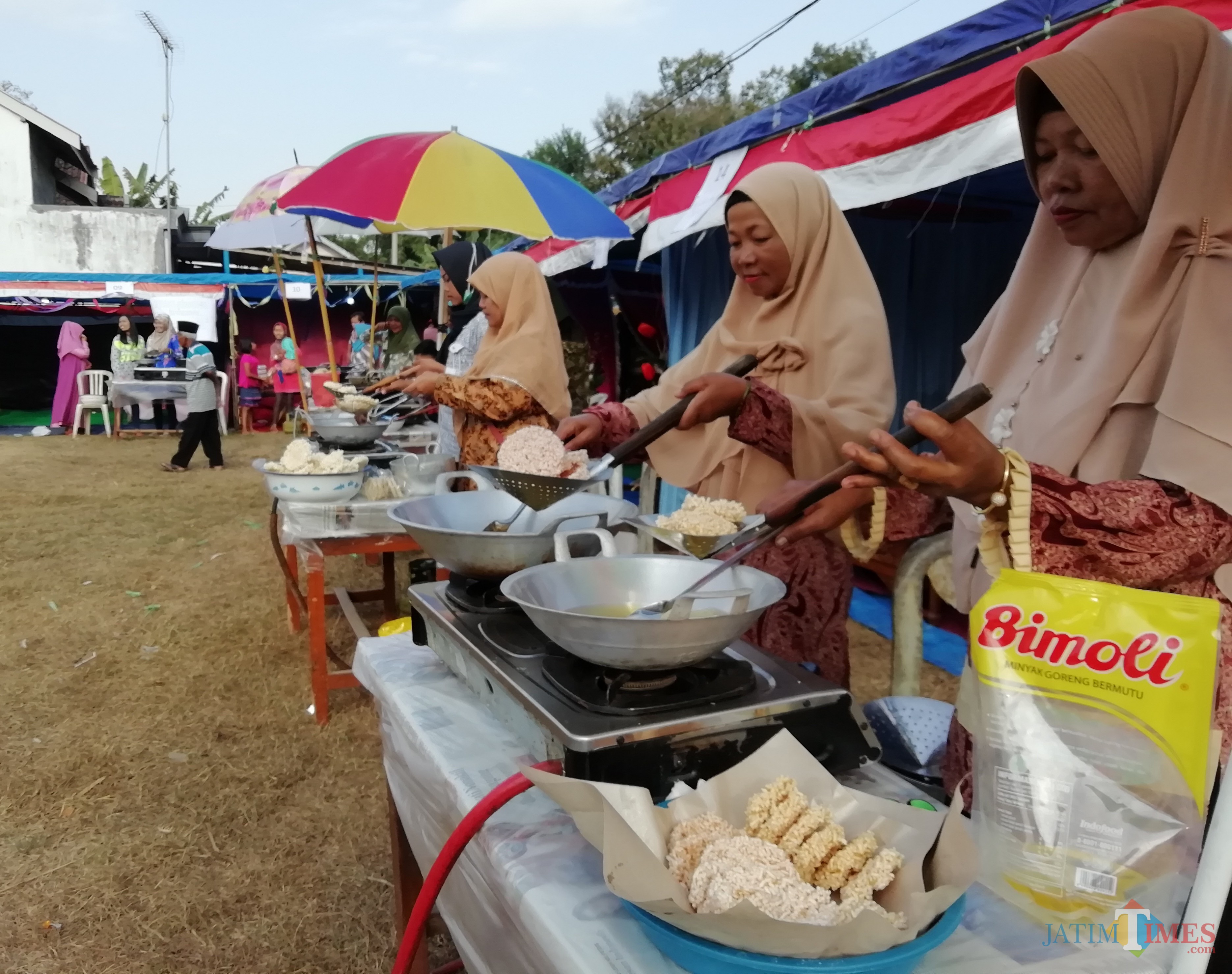 Warga Desa Sambigede, para pembuat rengginang yang terus bertahan di era kudapan pabrikasi dan lainnya. (Nana)