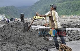 Aktivitas di tambang pasir Kaliputih Kab Blitar
