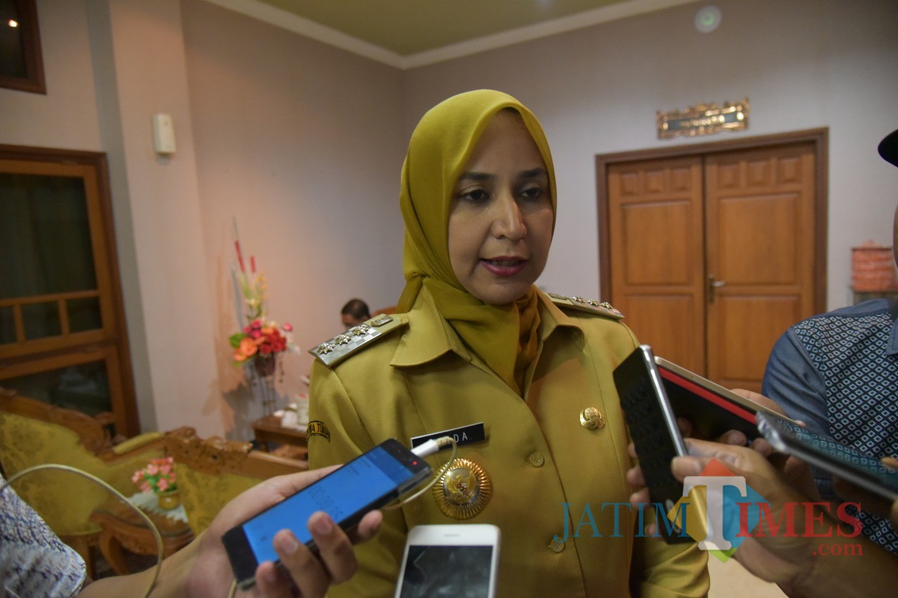 Bupati Jember dr. Hj. Faida MMR saat diwawancarai sejumlah wartawan (foto: doc / JatimTIMES)