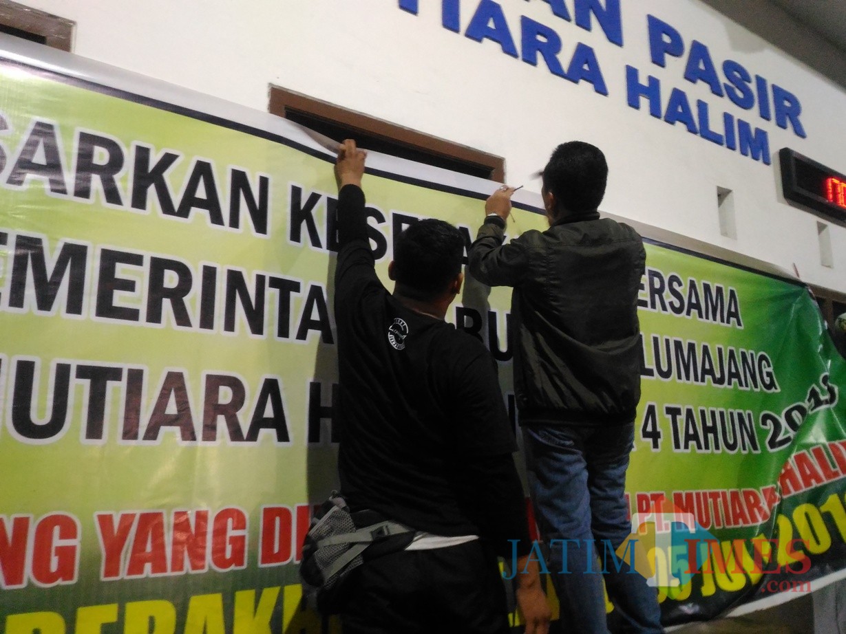 Bupati Lumajang H. Thoriqul Haq ketika memasang banner menandai akhir operasional PT. Mutiara Halim (Foto : Moch. R. Abdul Fatah / Jatim TIMES)