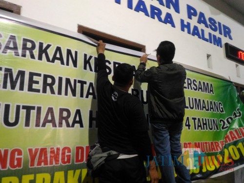 Bupati Lumajang H. Thoriqul Haq ketika memasang banner menandai akhir operasional PT. Mutiara Halim (Foto : Moch. R. Abdul Fatah / Jatim TIMES)