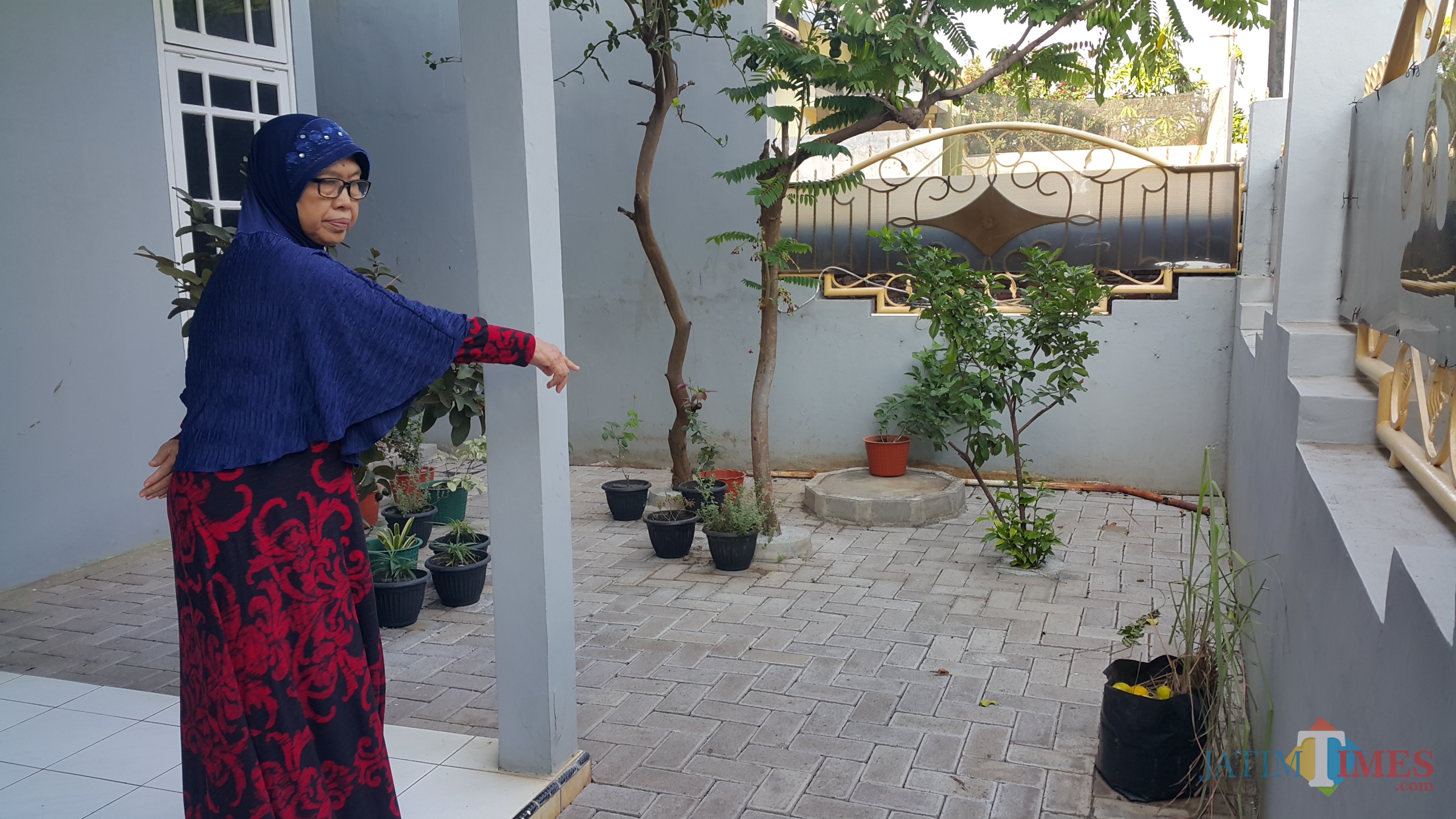 Erli menunjuk tempat kendaraannya yang hilang diparkir di depan rumahnya i(Agus Salam/Jatim TIMES)