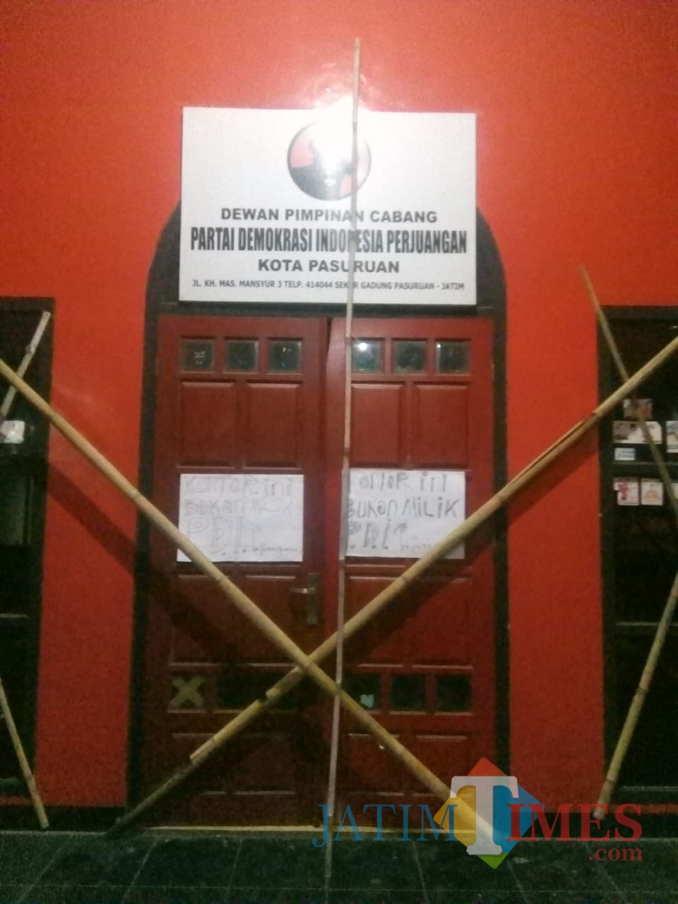 Kantor PDIP Kota Pasuruan disegel massa.