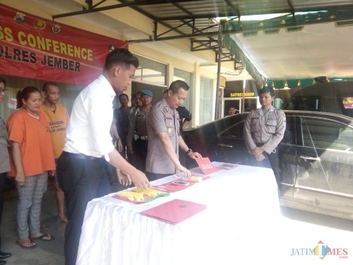 Kapolres Jember saat akan menggelar press rilis dengan kedua pelaku di belakang Kapolres (foto : Moh. Ali Makrus / JatimTIMES)