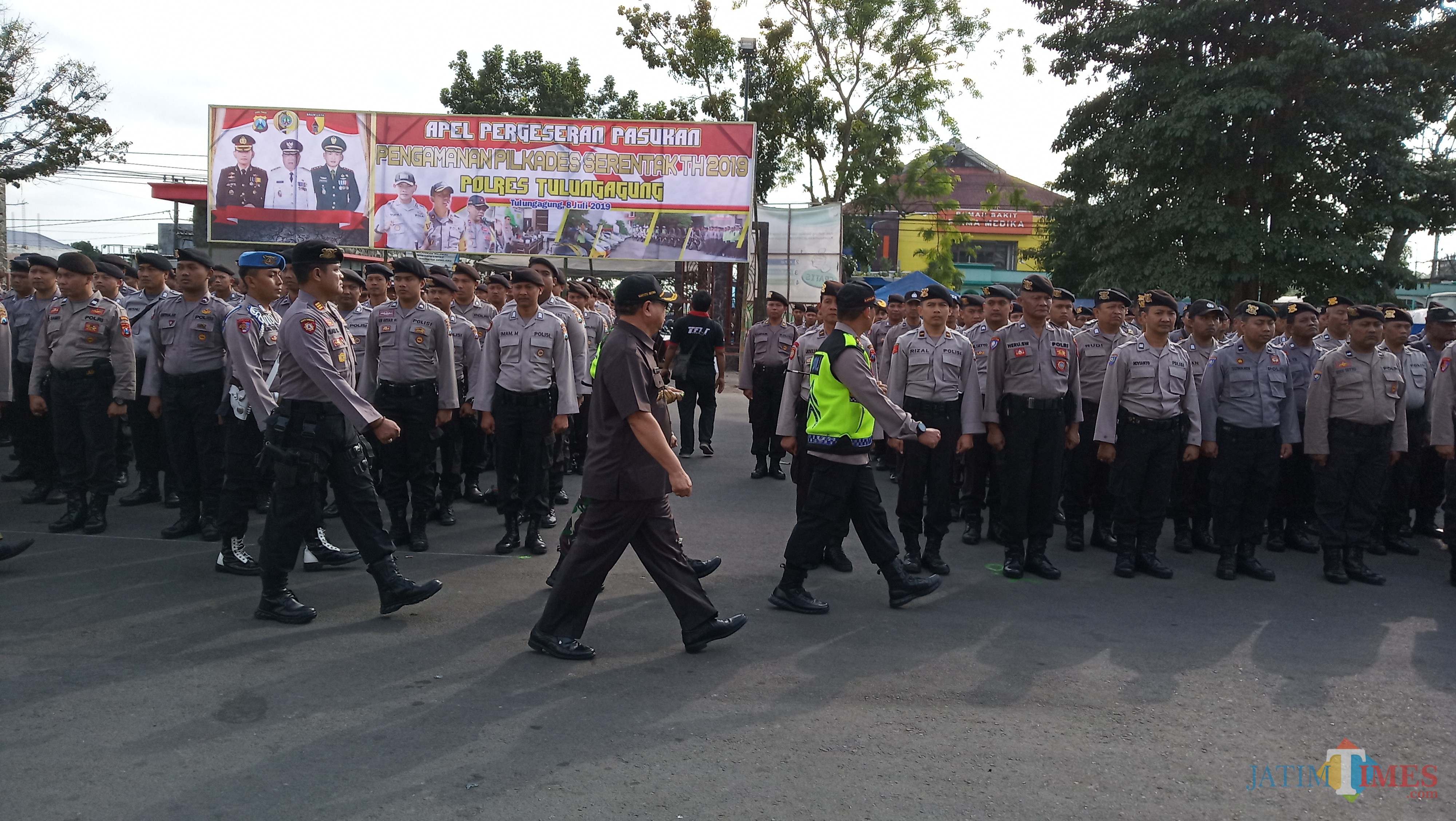 Kapolres, Plt Bupati dan Dandim memeriksa kesiapan pasukan pengamanan Pilkades (foto : Joko Pramono/JatimTIMES)