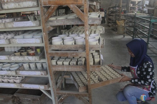 Keramik lokal dari Malang sulit berkembang akibat maraknya produk impor dari India. (Foto: Nurlayla Ratri/MalangTIMES)
