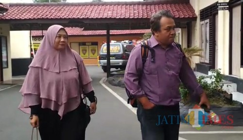 Pemilik akun FB Aida Konveksi saat keluar dari Mapolres Blitar Kota usai diperiksa