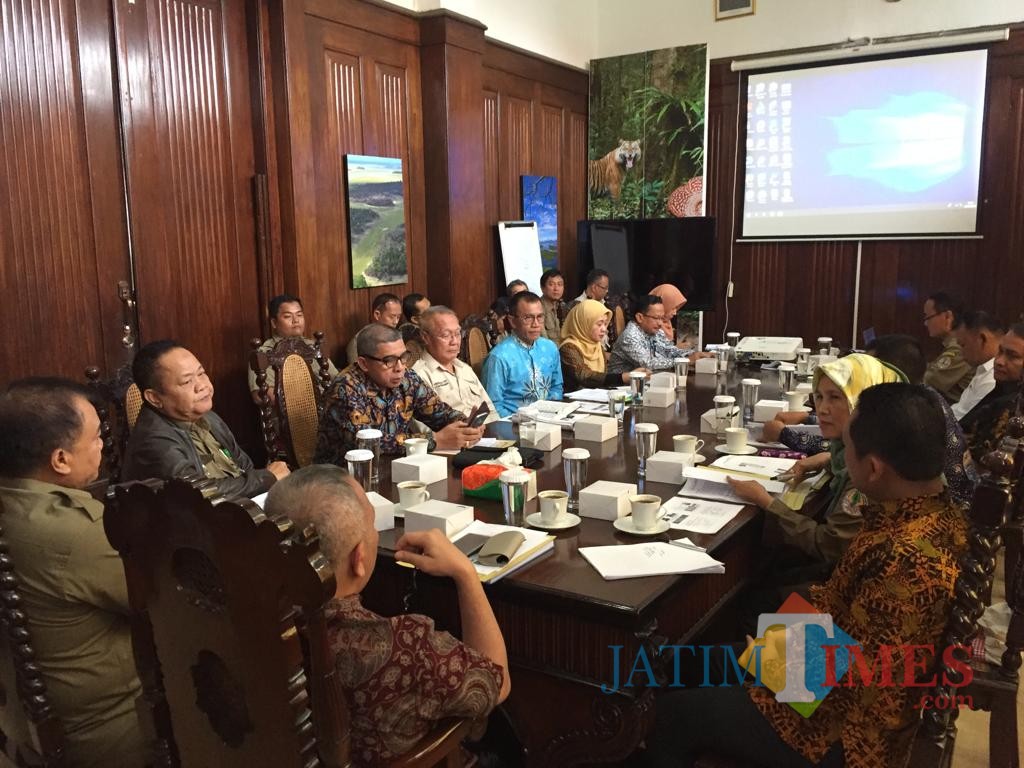 Pertemuan Bupati Lumajang H. Thoriqul Haq dengan Kementerian LHK di Bogor (Foto : Moch. R. Abdul Fatah / Jatim TIMES)