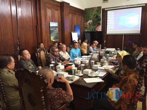 Pertemuan Bupati Lumajang H. Thoriqul Haq dengan Kementerian LHK di Bogor (Foto : Moch. R. Abdul Fatah / Jatim TIMES)